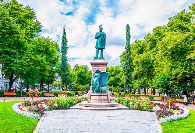 Park Esplanadi se sochou finského básnika Runeberga v Helsinkác