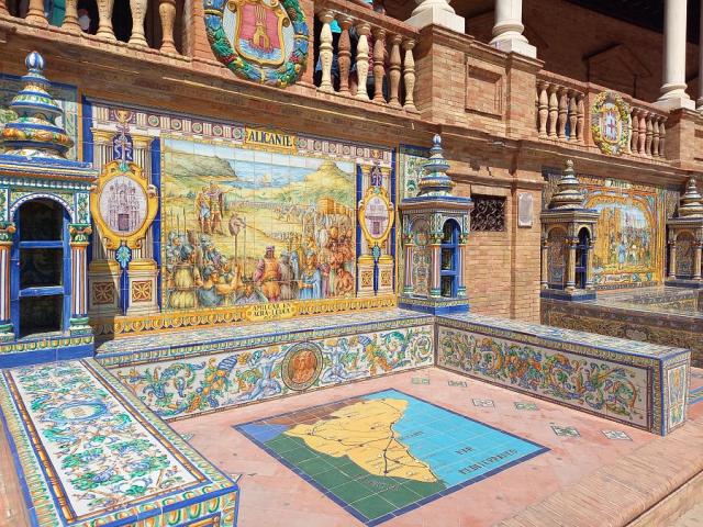 Sevilla_Spanelske_namesti_architektura_v detailu.jpg