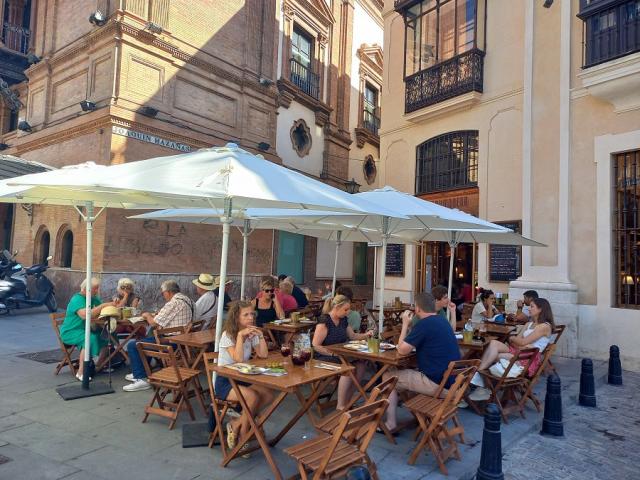 Sevilla_atmosfera_ulicek_posezeni.jpg