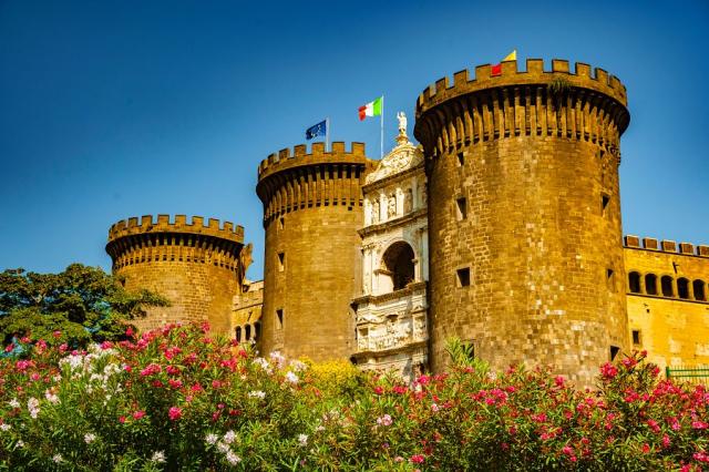 Neapol_Castel_Nuovo.jpg