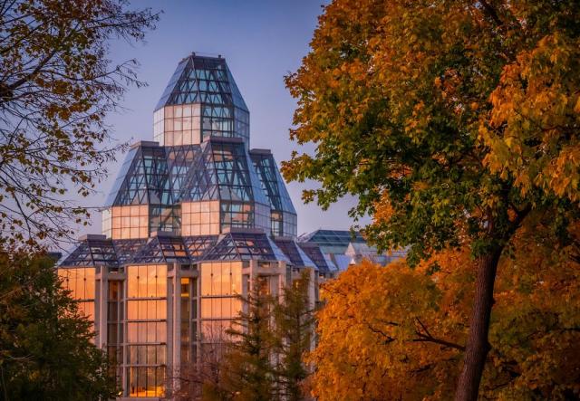 Art Gallery of Ontario (AGO), která nabízí rozsáhlé sbírky kana