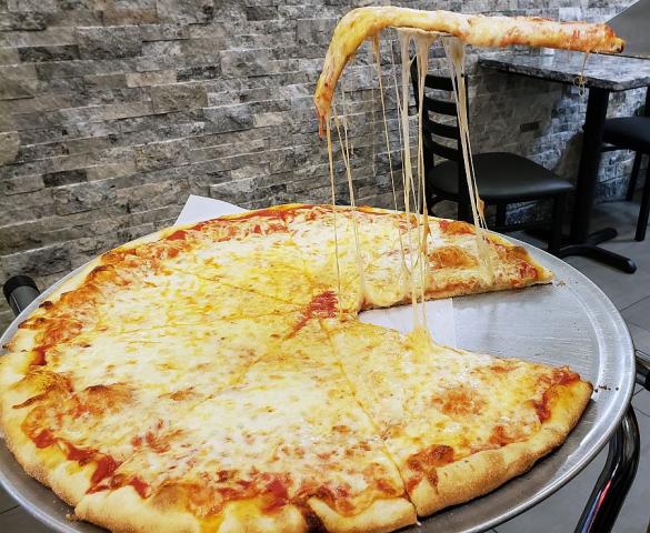 Lahodný horký velký sýrový pizza koláč