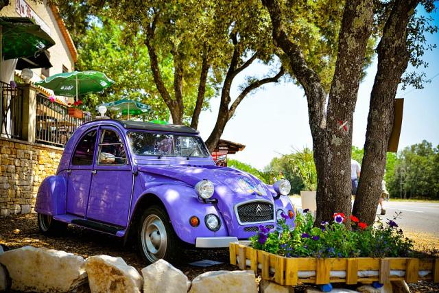 Provence_auto_jeskyne_Aven_d_Orgnac__Pavel_Spurek.jpg