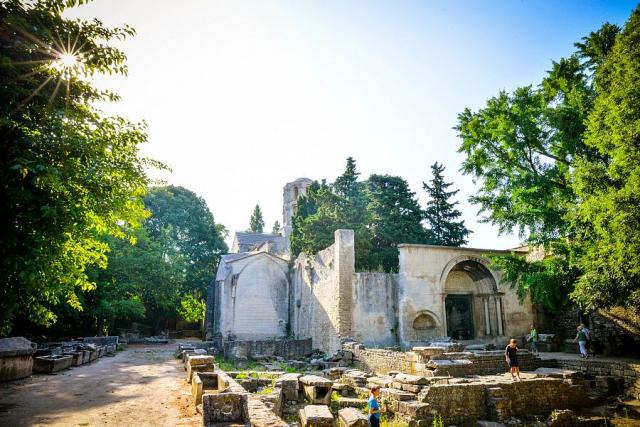 Provence_nekropole_Alyscamps__Pavel_Spurek.jpg