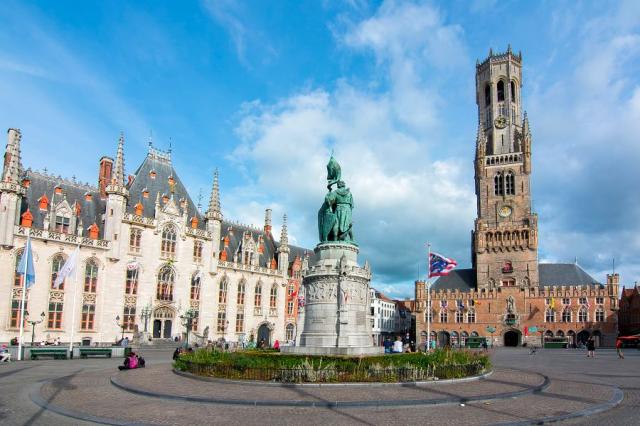 Náměstí Grote Markt s věží Belfried