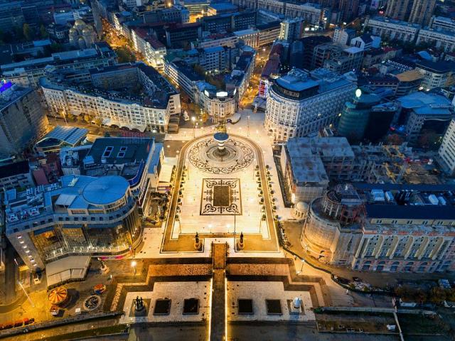 Severni_Makedonie_Skopje_namesti_Makedonie_vecer.jpg