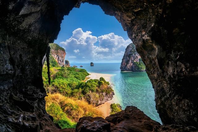 Výhled z jeskyně Railay je jedním z těch, na které nezapomenete