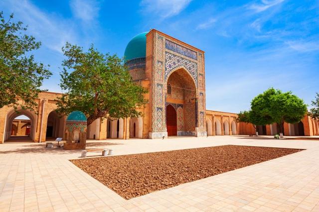 mešita Kok Gumbaz z 15. století.jpg