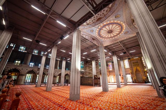 Modra_mesita_interier_Istanbul_Spurek.jpg