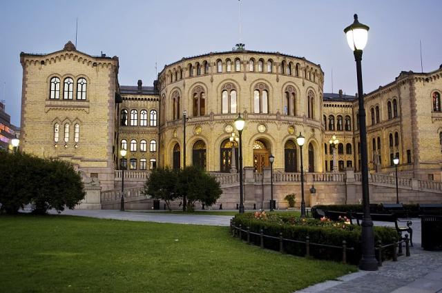 Oslo_budova_parlamentu.jpg