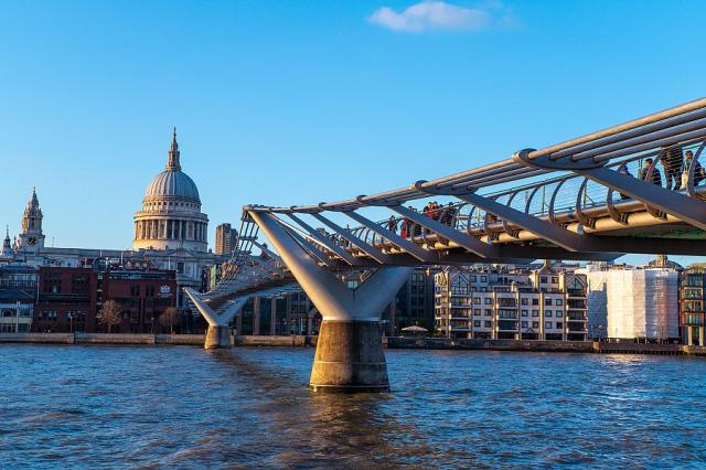 Londyn_Millenium_Bridge_katedrala_sv_Pavla__foto_Pavel_Spurek.j