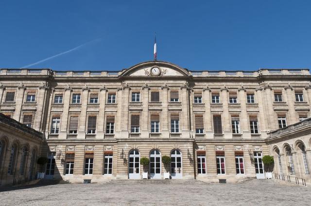 Rohan Palace entrance located at Bordeaux.jpg