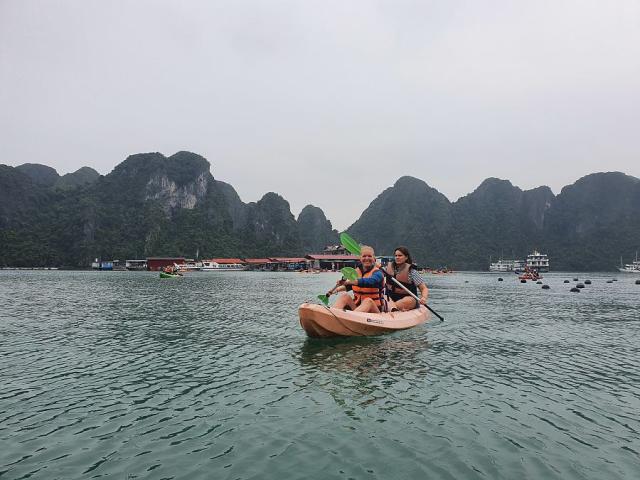 Vietnam_Halong_Bay_klientky_na_kajaku__foto_Pavel_Spurek.jpg