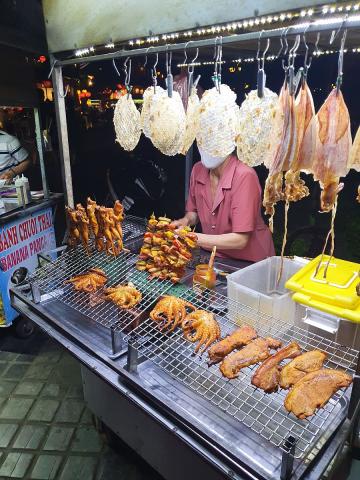 Vietnam_vecerni_Hoi_An_mistni_speciality__foto_Pavel_Spurek.jpg