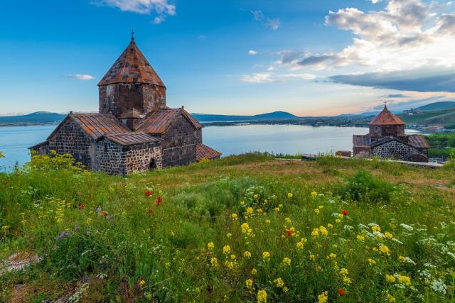 Kostel Sevanavank u jezera Sevan
