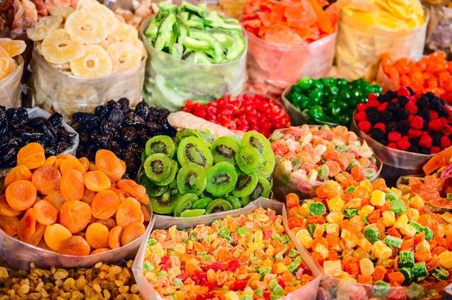 V okolí klášterů se prodává sušené ovoce a sladkosti - typická 