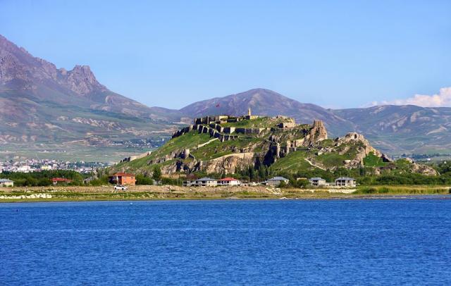 Turecko_jezero_Van_hrad_Van.jpg