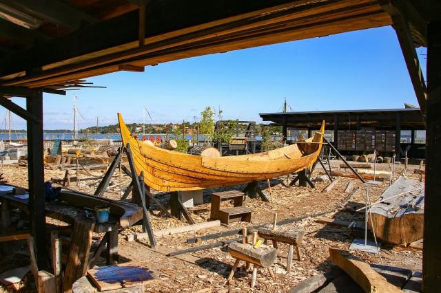 Roskilde_muzeum_ukazka_stavby_vikingske_lode.jpg