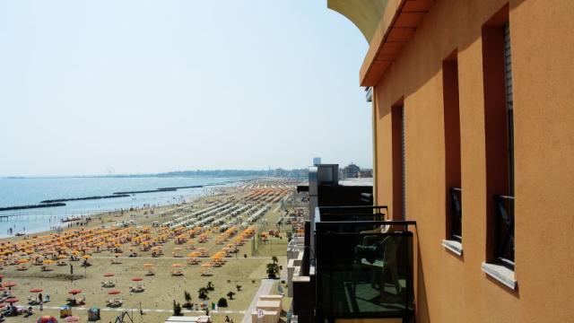 gin-rimini-vista-mare-balcone