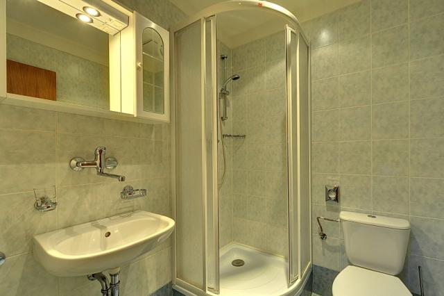 llJ Astoria bathroom 003
