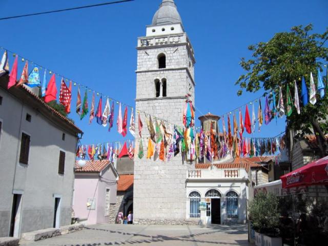 Omisalj main plaza jpg