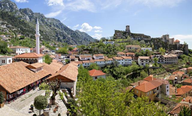 Poznávací zájezd-Albánie-město Kruje a jeho pevnost-iStock-1310