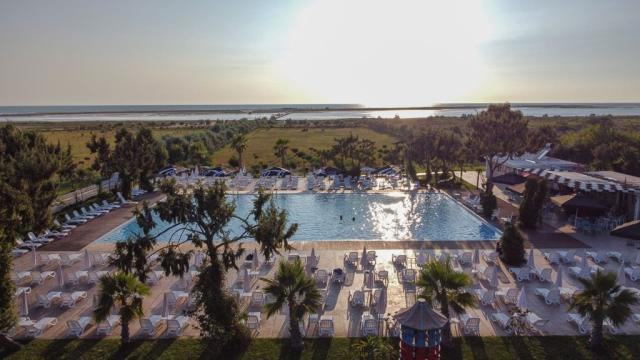 Poznávací zájezd-Albánie-ubytování-Hotel Divjaka Resort-bazén a