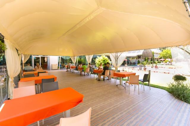Bulharsko-Svatý-Konstantin-a-Helena-Hotel Koral-restaurace