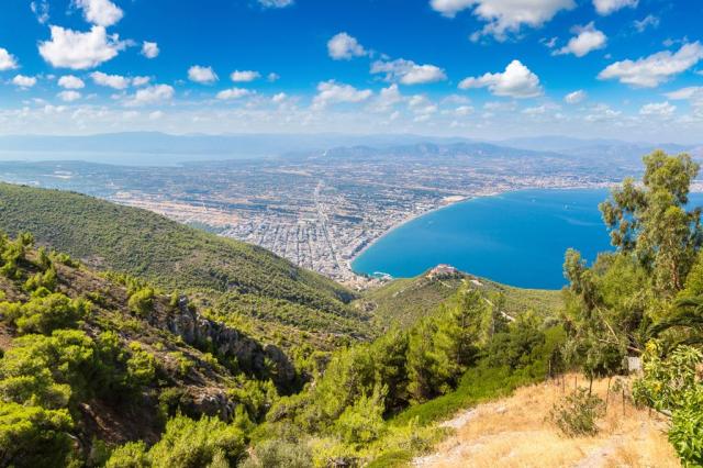 Řecko-Loutraki-panoramatický pohled-iStock-1273601492