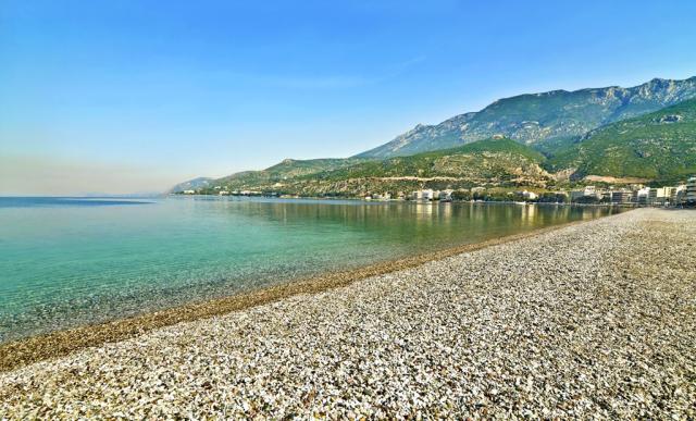 Řecko-Loutraki-pláž s pohledem na pevninu-iStock-1098031918