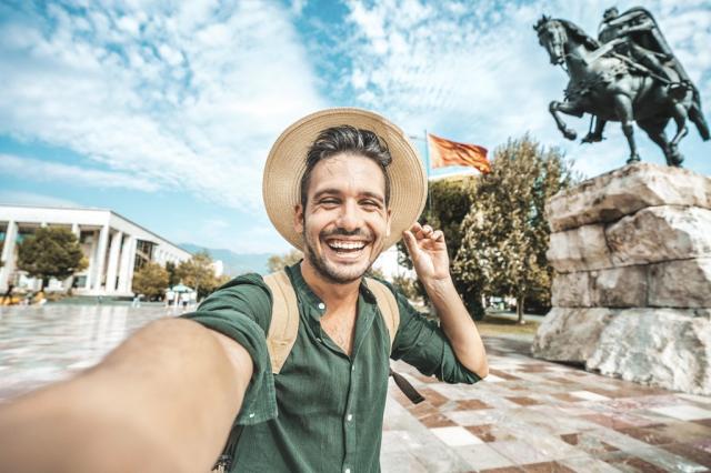 Albánie-Eurovíkend-tradice-i-moře-turista na Skanderbegově námě