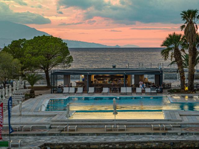 Řecko-Loutraki-Wyndham Loutraki Poseidon Resort-bar u bazénu