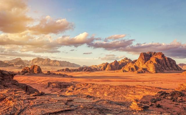 Poznávací zájezd-Jordánsko-Wadi Rum-poušť-scenérie pro mnoho na