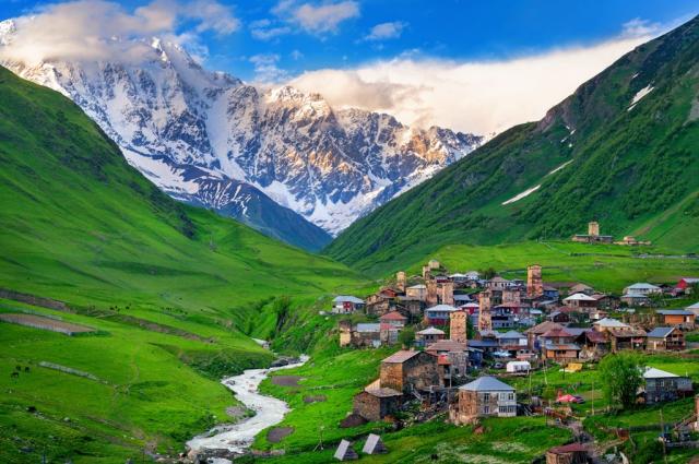 Gruzie-poznávací-zájezd-Vesnice Ushguli na úpatí Mt. Shkhara, H