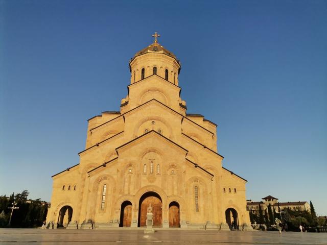 Gruzie-poznávací-zájezd-Tbilisi-katedrála nejsvětější trojice