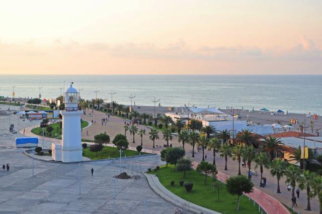 Gruzie-poznávací zájezd-Batumi-pláž-Fotka od Svetlbel, Pixabay