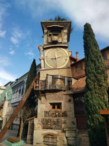 Gruzie-poznávací zájezd-Tbilisi-orloj-Photo by Max Letek, Unspl