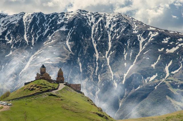 Gruzie-poznávací zájezd-Trinity Gergeti Church, Kazbegi-Photo b