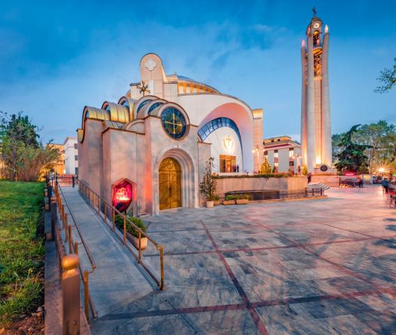 Turistika-Albánie-Pěšky neokoukaným jihem-Tirana-katedrála Vzkř