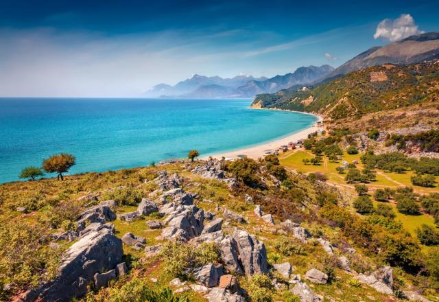 Turistika-Albánie-Pěšky neokoukaným jihem-skalnaté kopce u pláž