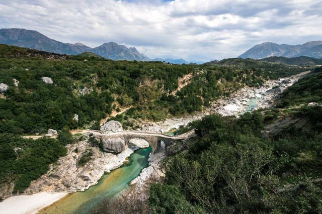 Turistika-Albánie-Pěšky neokoukaným jihem-Shushica Bratit JH-au