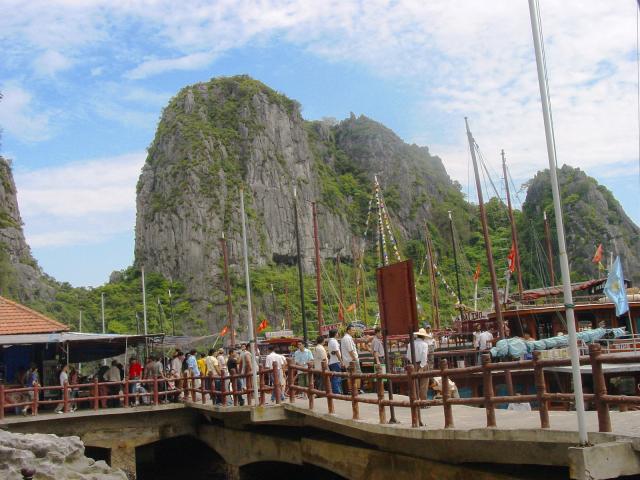 Ha Long Bay, přístav u jeskyň