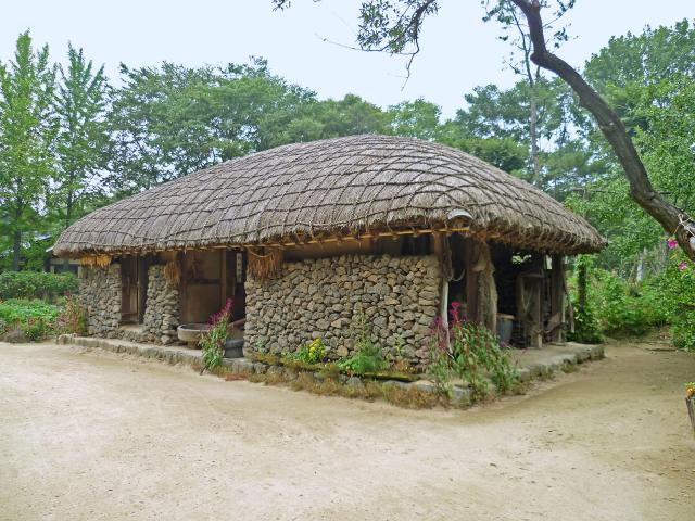 Yongin, Korean Folk Village - dům z ostrova Jeju