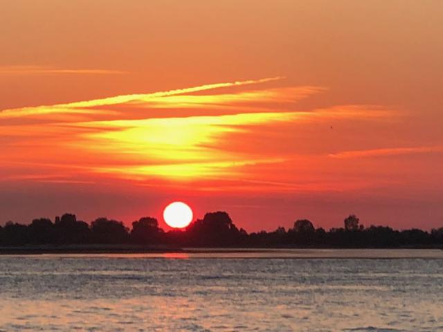Západ slunce nad lagunou