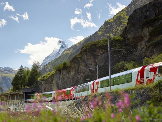 Glacier_Express_vor_Zermatt