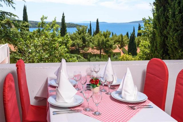 dovolenka-Chorvatsko-Trogir-apartmany-Medena-terasa-restauracie