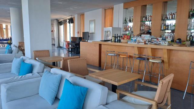 LOBBY BAR