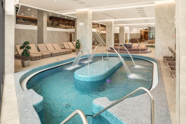 Adventure pool with lazy river 2