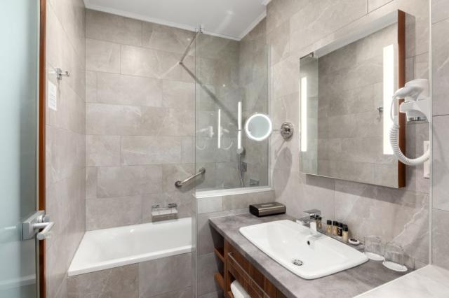 Connecting bathroom 2