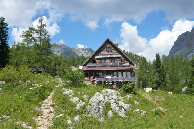 102. Chata Koča pri Triglavskih jezerih (1685 m)